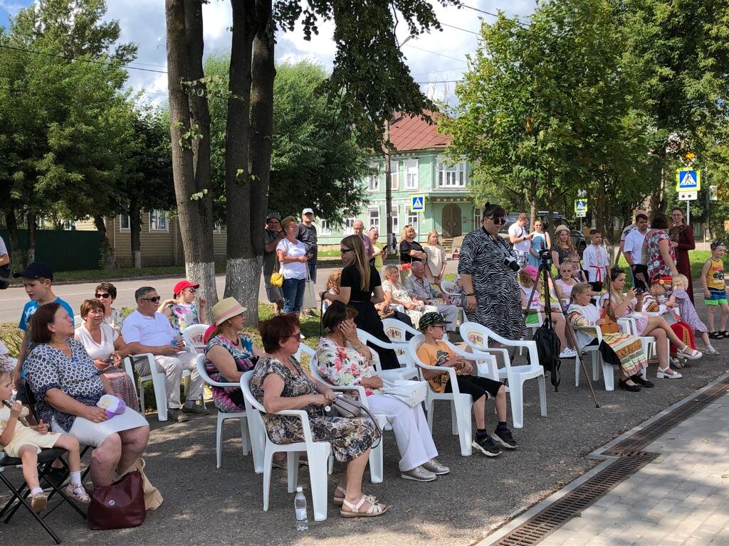 Газета в бежецке. С днем города. Бежецк праздник сегодня.