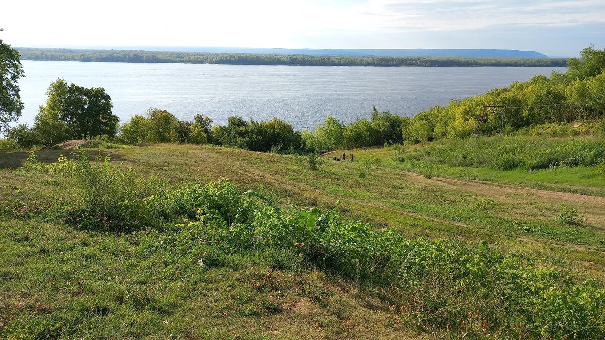 САМАРА. ЗАГОРОДНЫЙ ПАРК. Открыли для себя зеленые лужайки на склоне  высокого холма с залипательными видами на Волгу. | ПО ЗНАКОМЫМ МЕСТАМ | Дзен