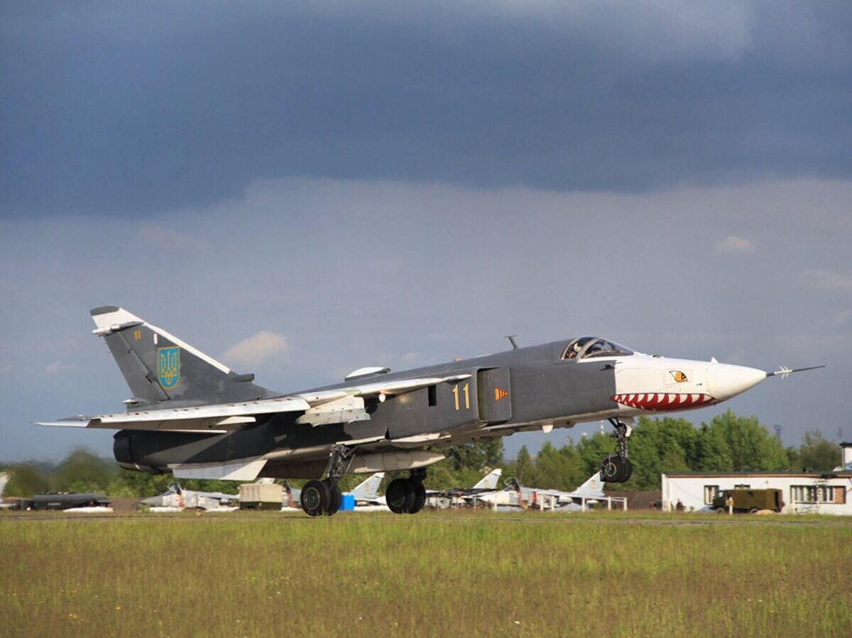    Самолет Су-24МР украинских ВВСCC BY-SA 2.0 / Ministry of Defense of Ukraine / У небі Волині тренується авіація Повітряних Сил ЗС України