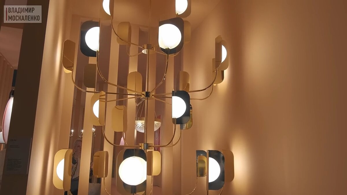 Люстра LEAF, MM Lampadari, дизайнер: Matteo Zorzenoni, фото: Владимир Москаленко, Euroluce 2023, Милан