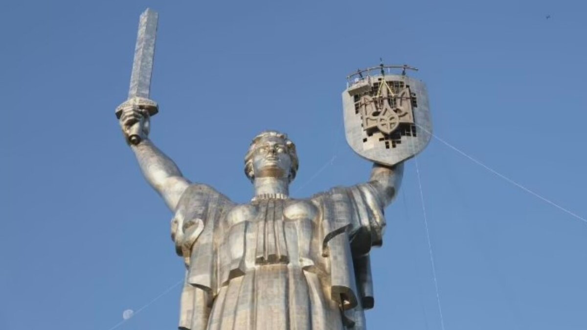     На монумент «Родина-мать» мать в Киеве на место герба СССР установили трезубец. Об этом сообщает издание «Страна.ua».