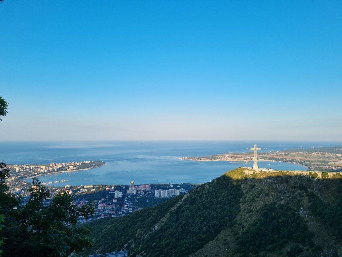 Вид на геленджикскую бухту и Поклонный крест. Фото из архива Татьяны Дербитовой.