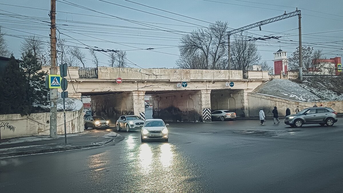     В центре Владивостока — под туннелем в районе Корабельной Набережной в сторону Семёновской заметили воду.