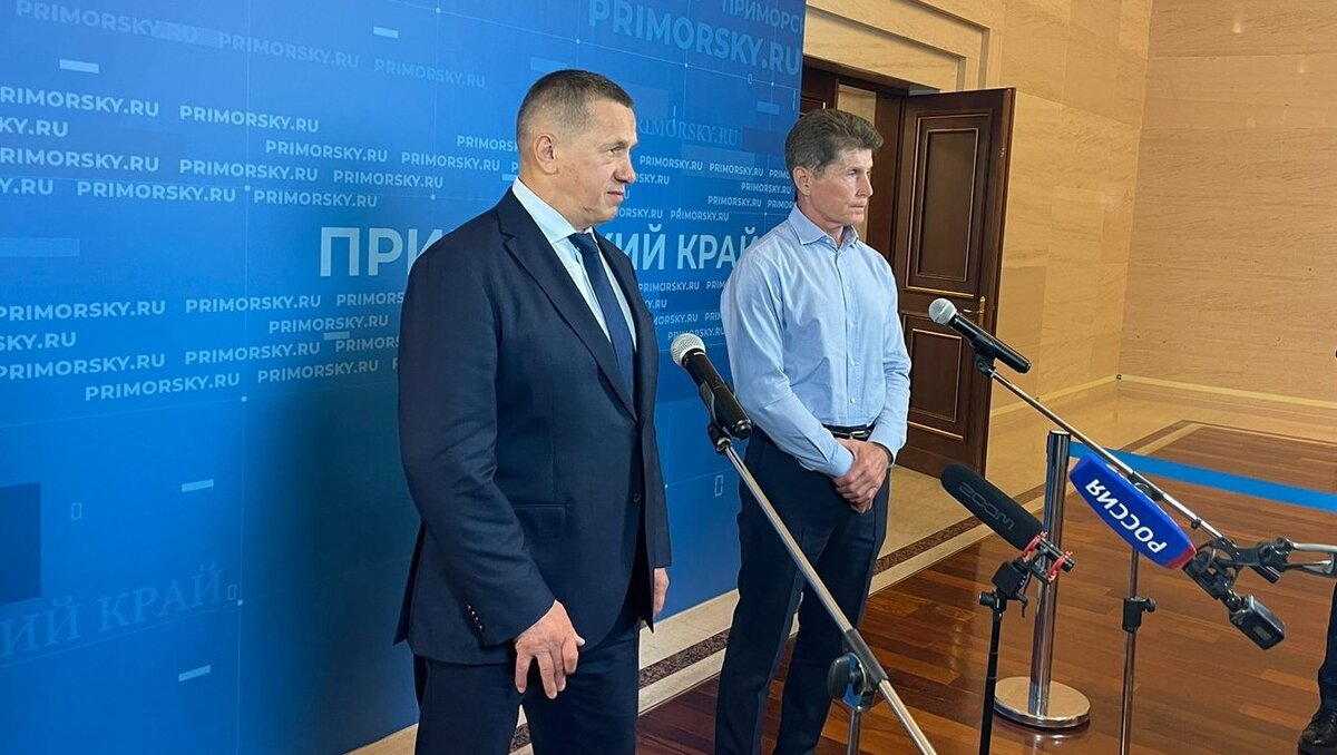     Полпред президента по ДФО Юрий Трутнев прибыл во Владивосток и собрал совещание с профильными министрами правительства Приморского края чтобы обсудить ситуацию с тайфунами.