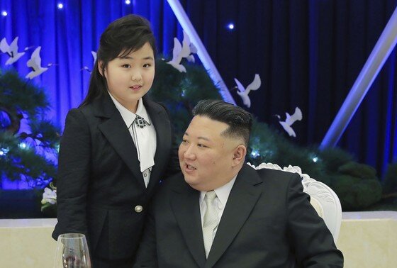    Лидер КНДР Ким Чен Ын с дочерью Ким Чжу Э