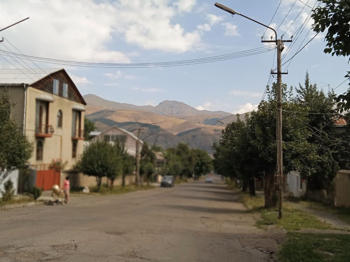 Опять чей-то дом и горы. 