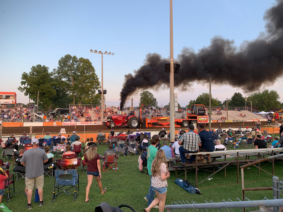 Как выглядят эти соревнования. Это с виду классический трактор, конечно это не трактор для работы в поле, он только выглядит похоже, это по сути специально построенный гоночный автомобиль. Кстати в английском языке трактор это не только трактор, это любой тягач. 