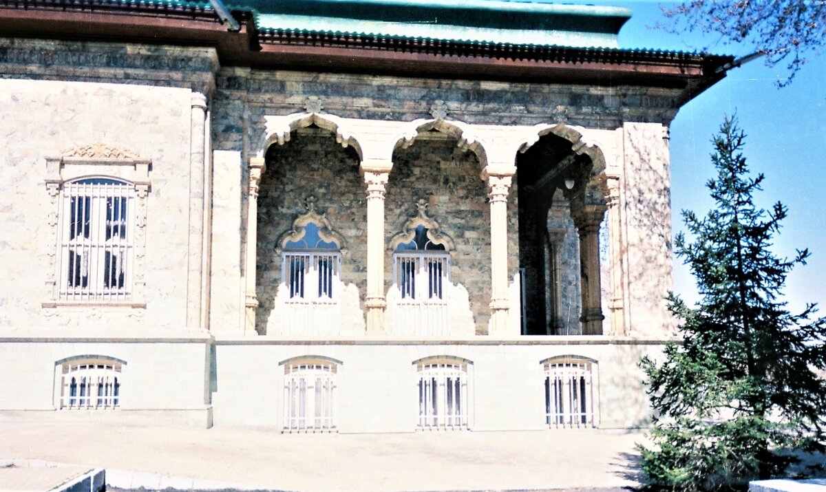 Фрагмент одного из дворцов шаха.