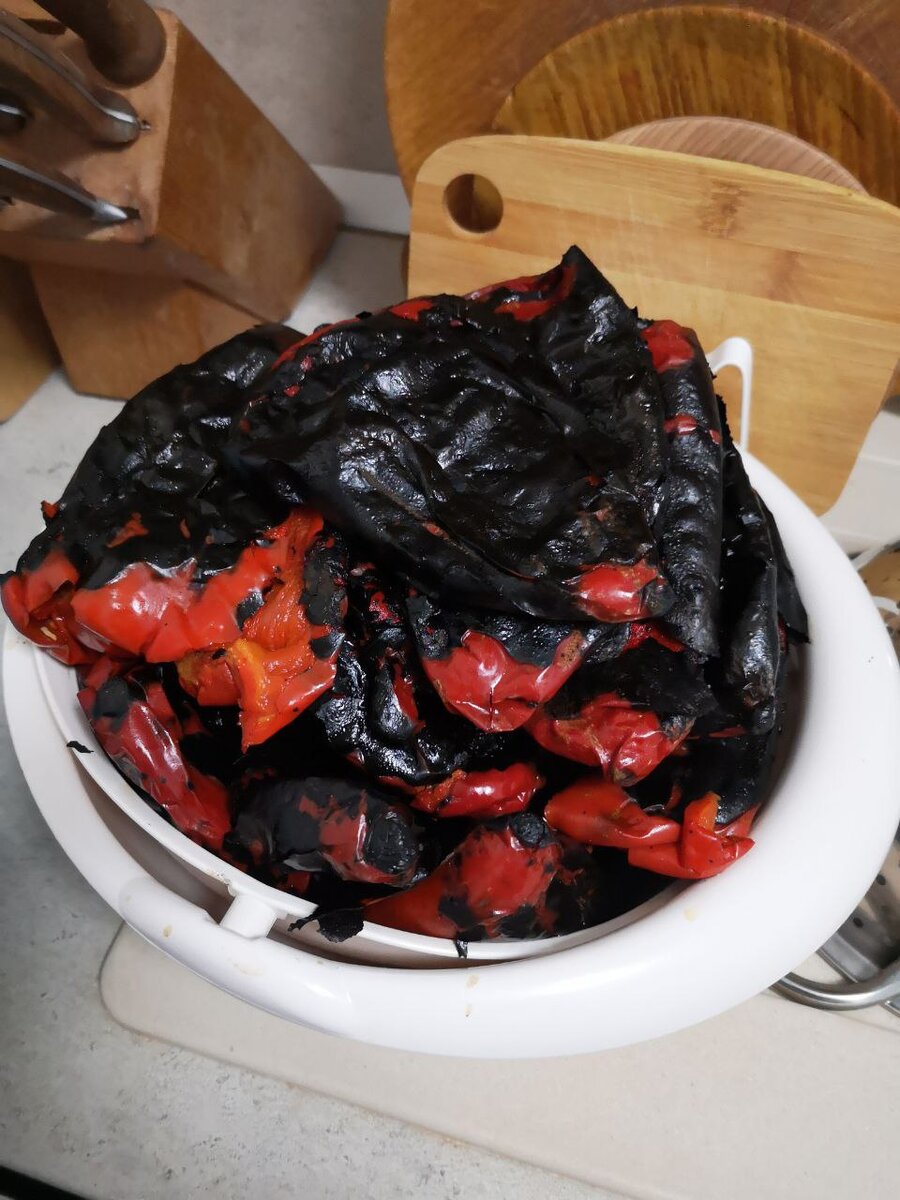 Так выглядит перец из чушкопека. Кожица легко убирается