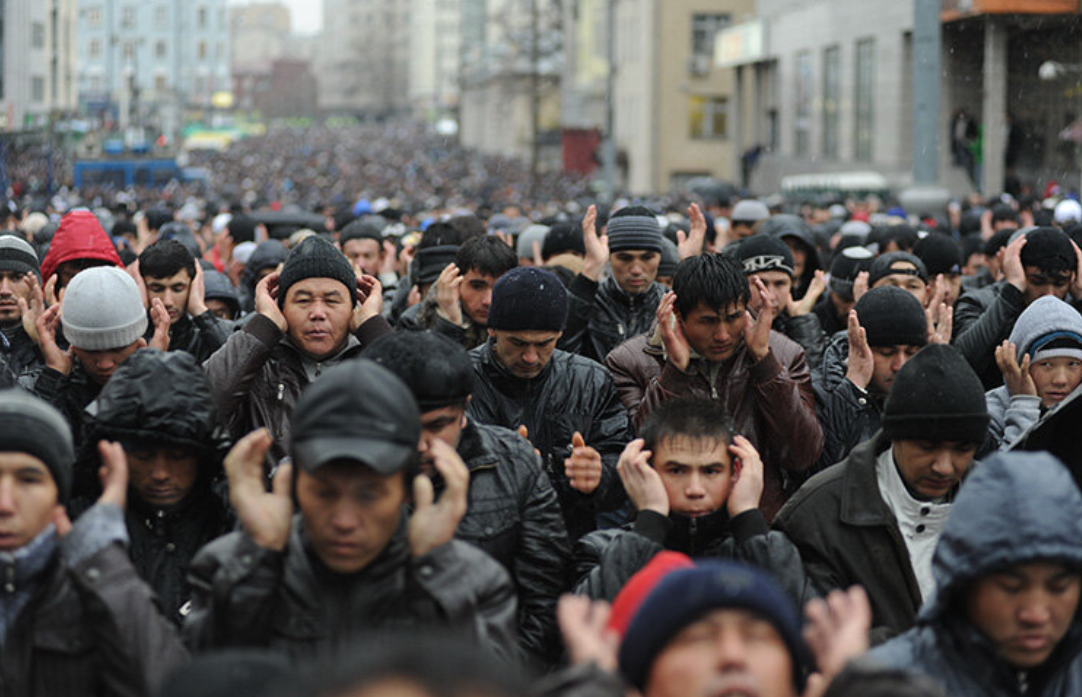 15 апреля 2013 года. Бунт узбеков в Москве. Мигранты из средней Азии в Москве. Мигранты в Москве. Толпа мигрантов.