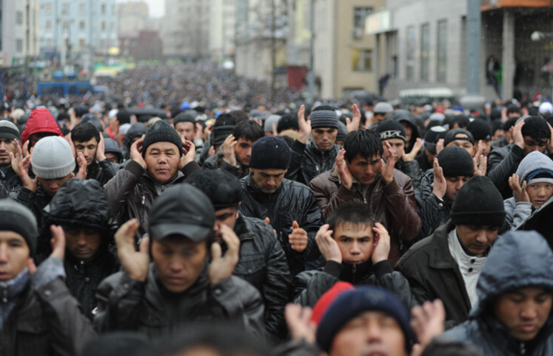 Против мигрантов в москве. Бунт узбеков в Москве. Мигранты в России. Нелегалы из средней Азии. Мигранты средней Азии.