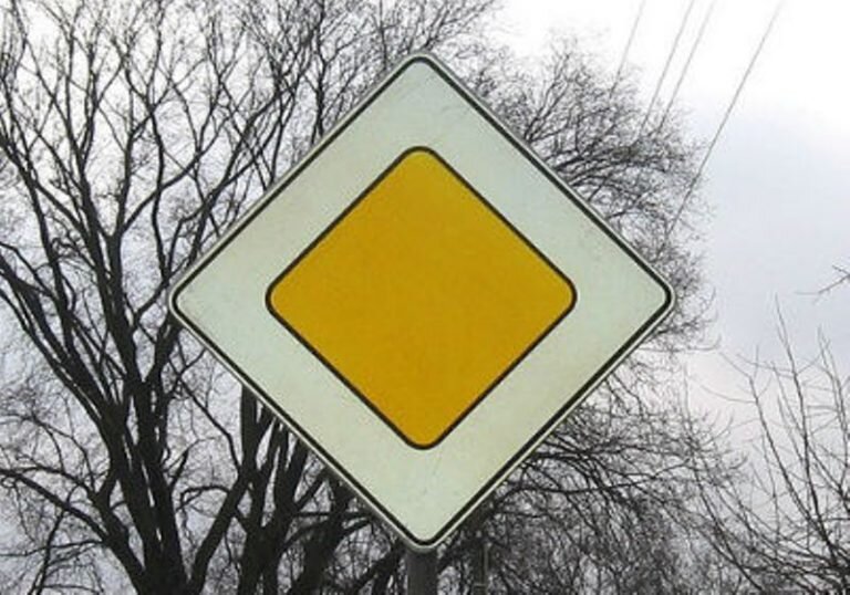    200 новых знаков приоритета установят на 110 перекрестках Оренбурга   Белов Михаил Александрович