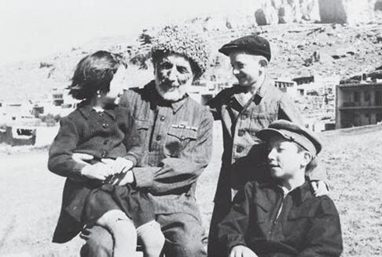 Гамзат Цадаса с семьёй