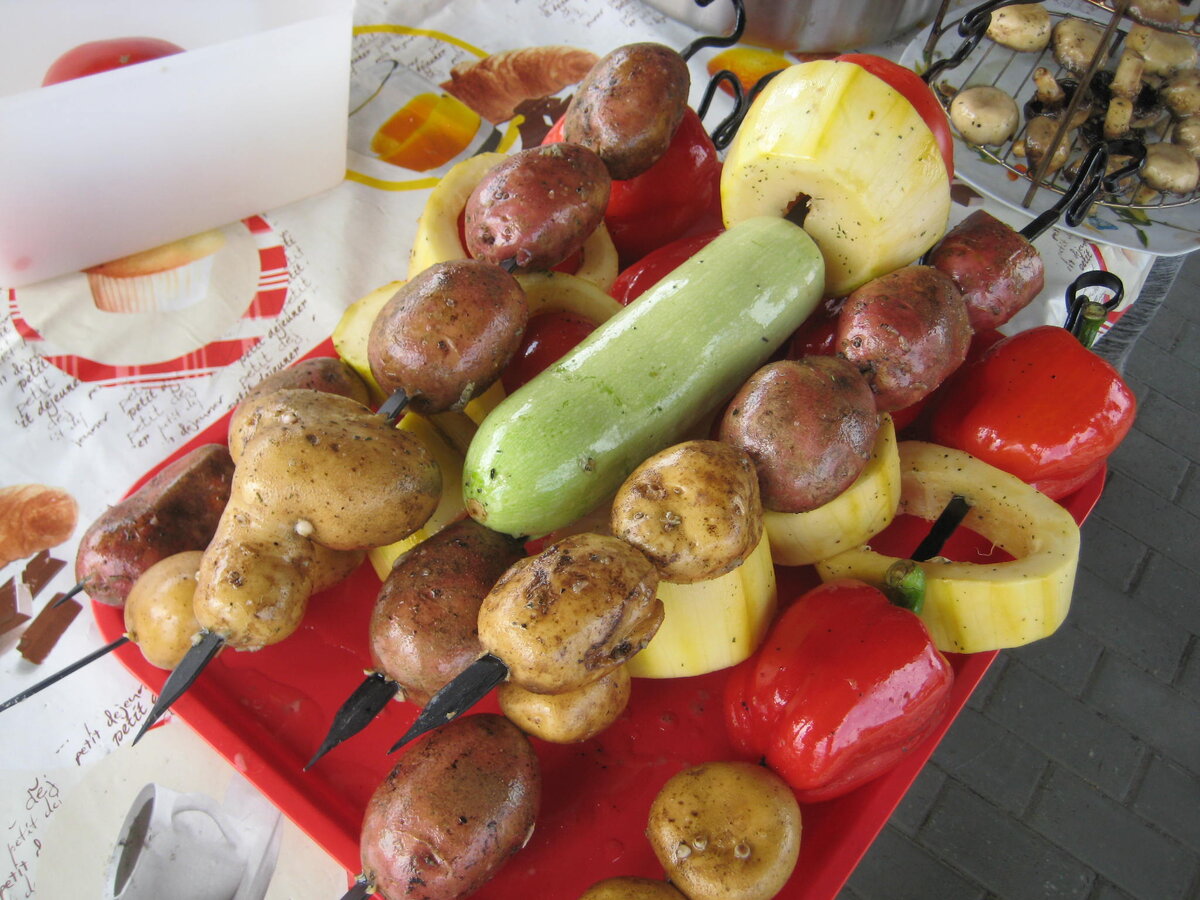 Запечённые овощи вкусны сами по себе, а если ещё приготовить соус, то и вовсе пальчики оближешь!