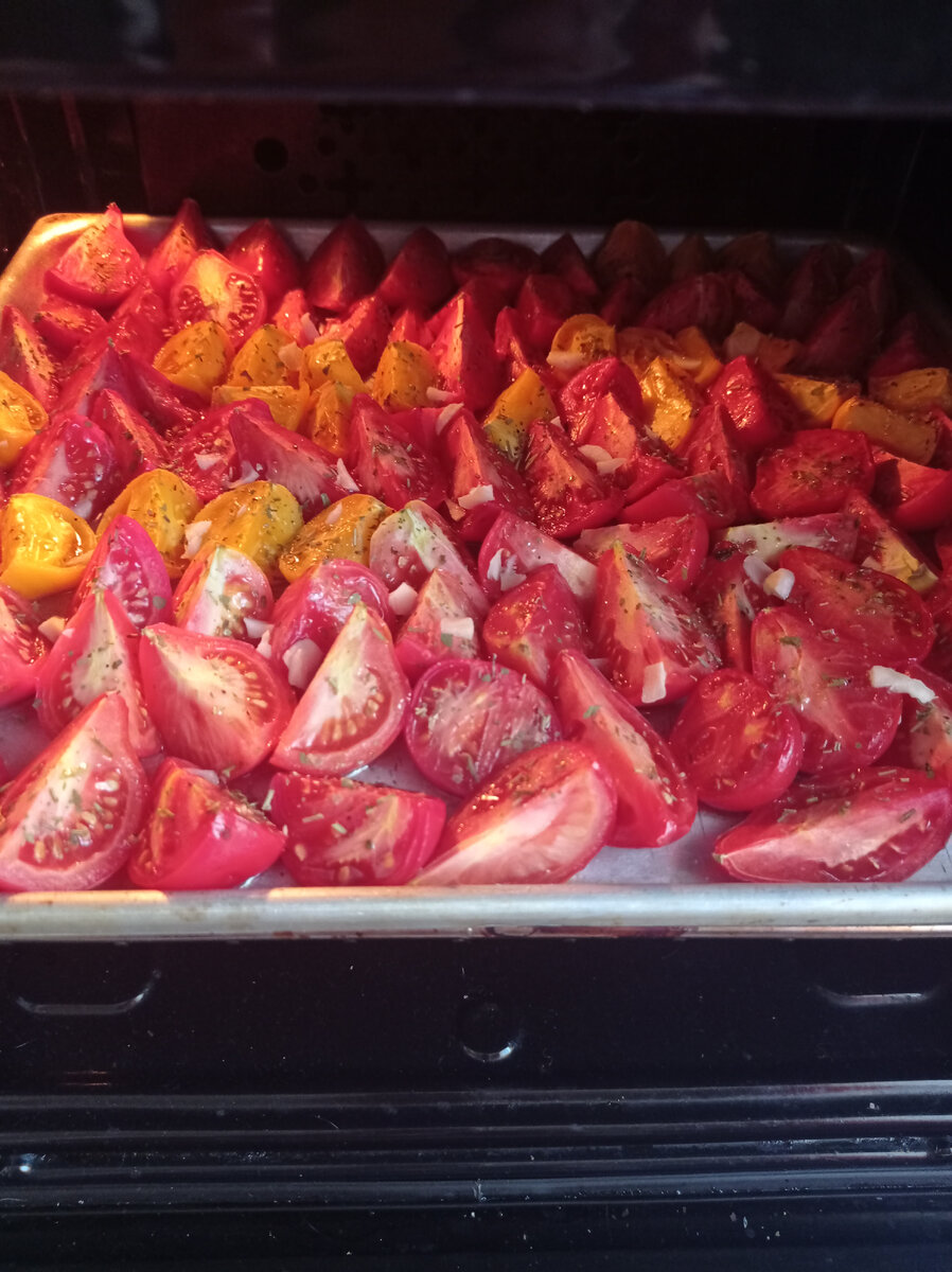Помидоры вялятся в духовке