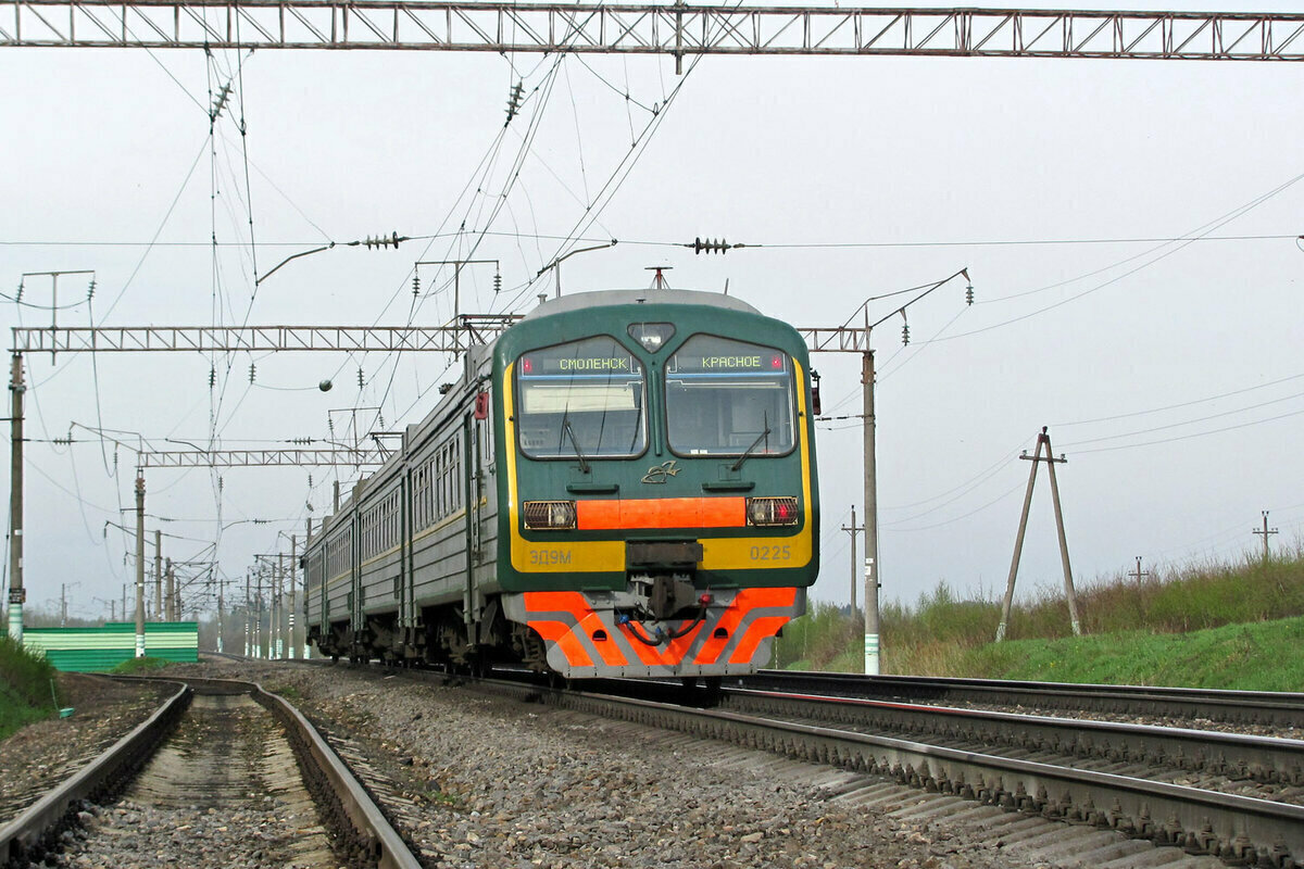 ЭД9М-0225 на станции Ракитная, май 2011 г.