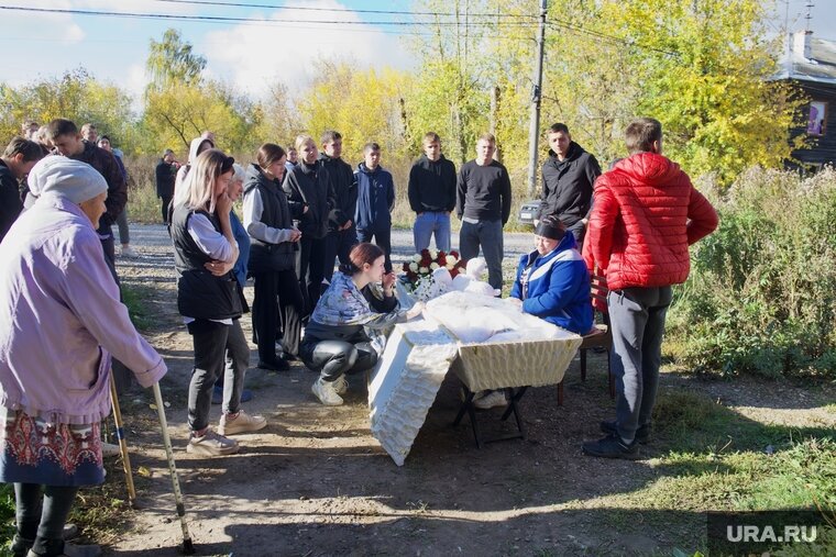    Родственники и друзья провожают погибшую в последний путь