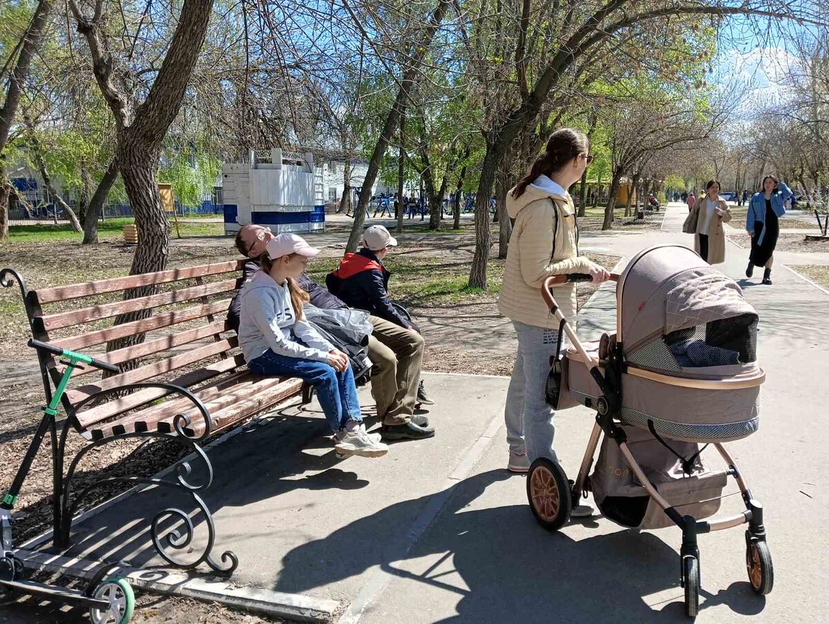 На прогулке весной. Двое спящих - Саша в коляске и папа на лавке))