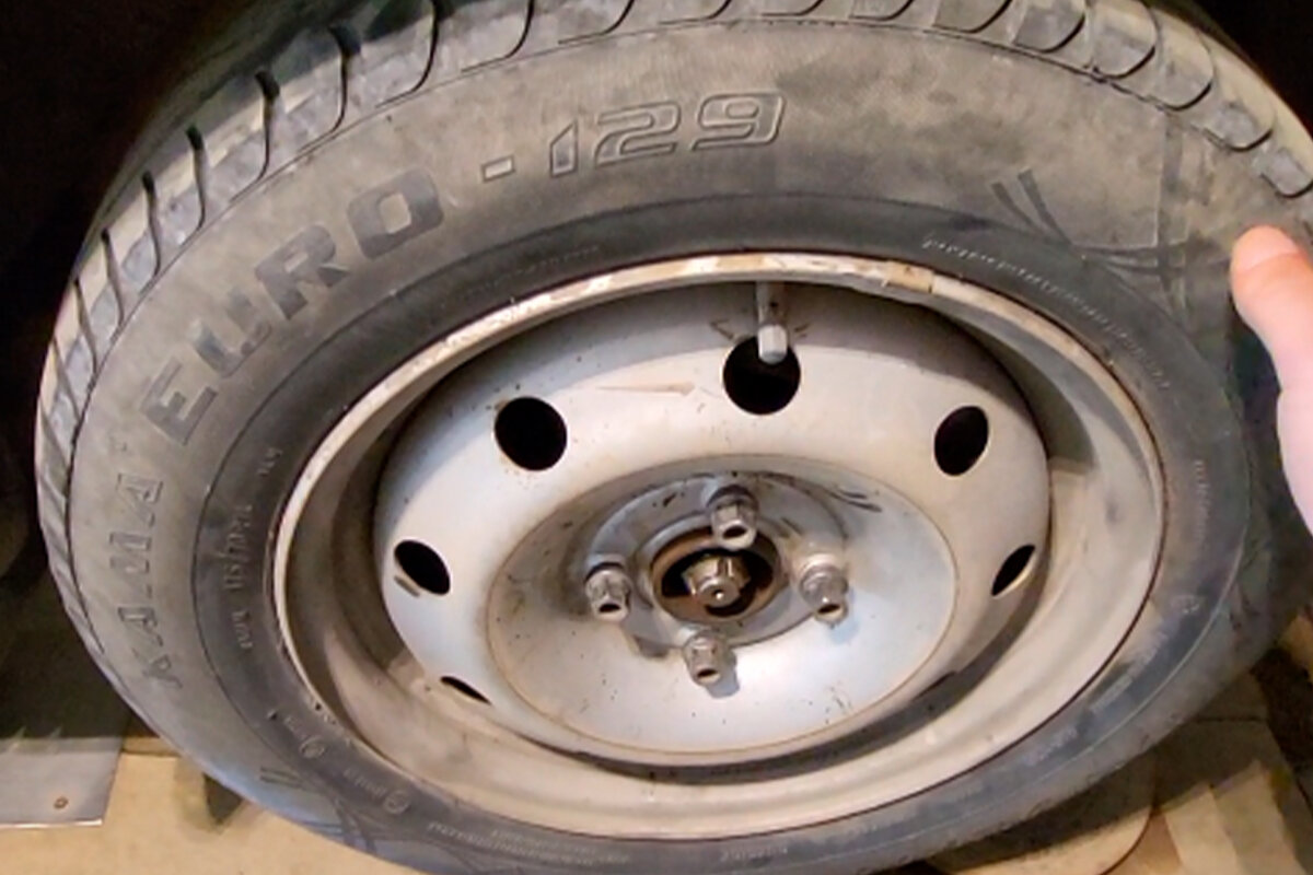 колесо с вышедшим из строя подшипником