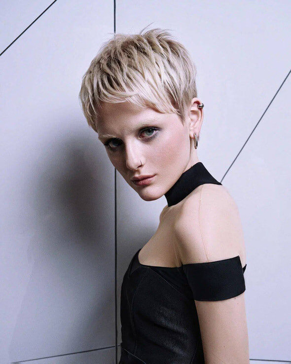 Марина @mourenka   
 
 Визажист, модель