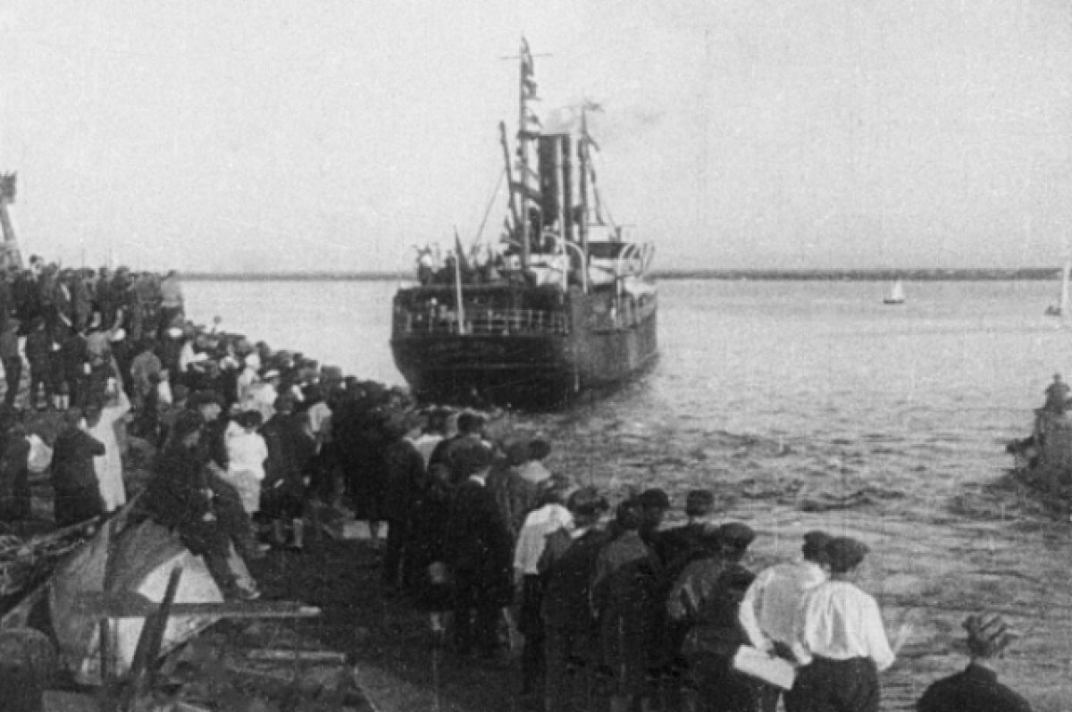    16 июля 1933 года пароход «Челюскин» под командованием полярного капитана В. И. Воронина и начальника экспедиции члена-корреспондента АН СССР О. Ю. Шмидта отплыл из Ленинграда в Мурманск.