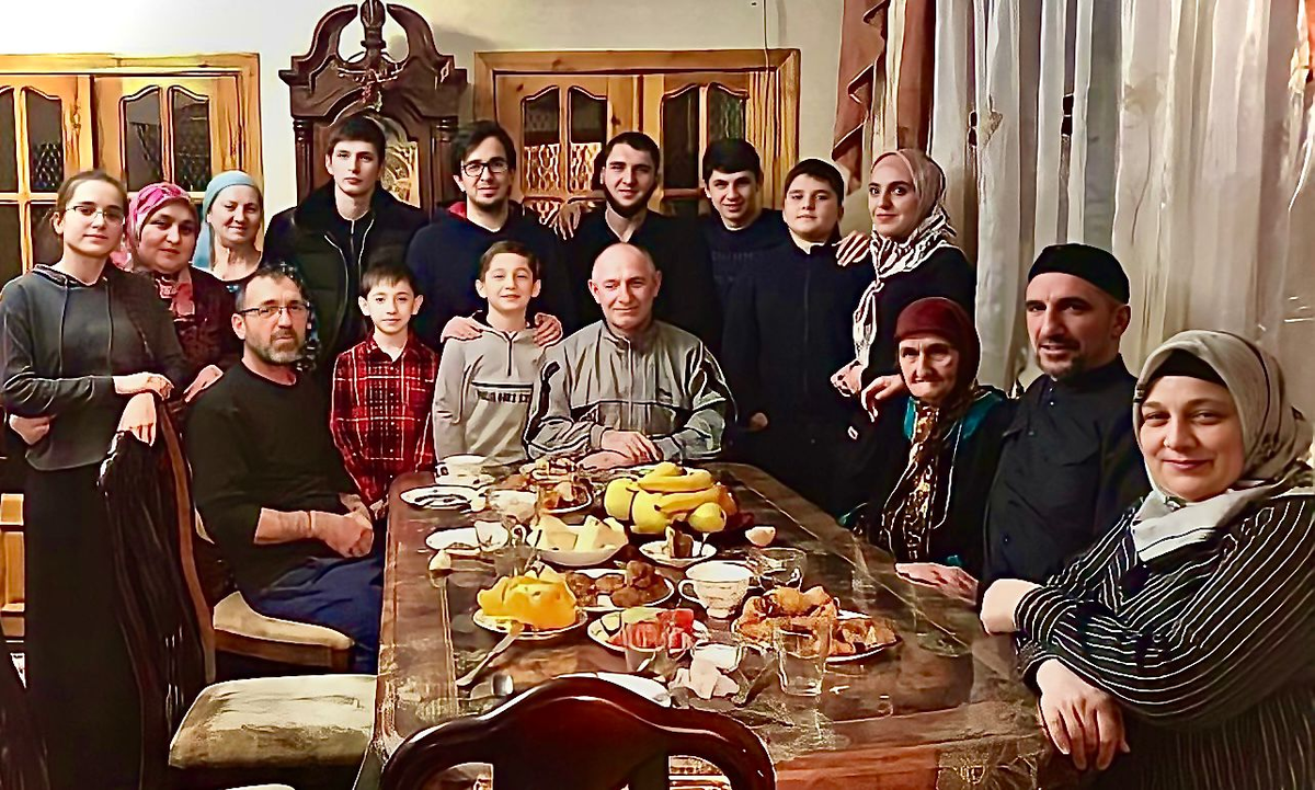 Чеченская семья (дъозал) - сложнейший общественный институт, где женщине отводится важная роль