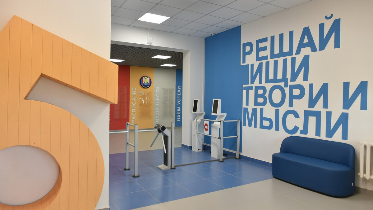     В школе №5 в Воткинске на 825 мест, построенной в рамках нацпроекта «Образование», будут готовить будущих инженеров, в том числе для оборонной промышленности. Об этом сообщил глава правительства Удмуртии Ярослав Семенов во время осмотра учебного заведения.