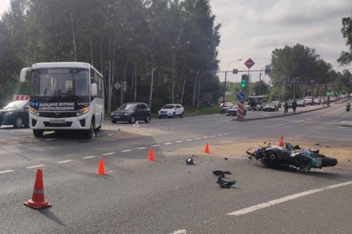    Ранним утром молодой мотоциклист врезался в автобус и погиб под Левашово