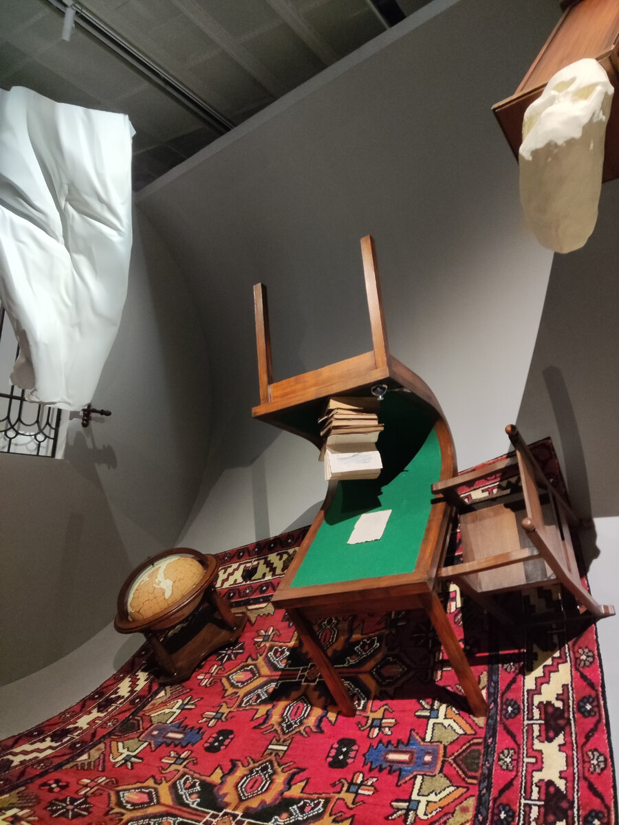 Экспозиция выставки «На языке правил и исключений. Наука и искусство», 2023 г.