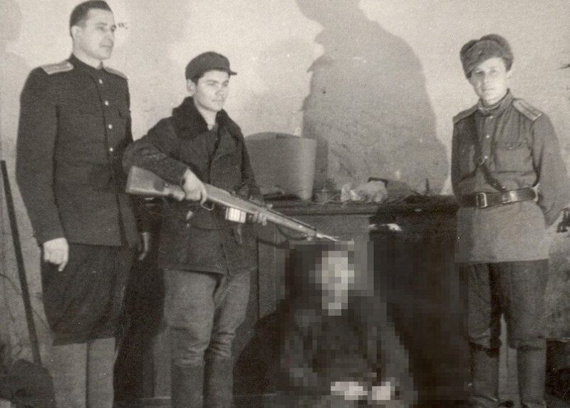 Нахман Душанский с бойцами и "лесной брат". Источник фото: https://dem-2011.livejournal.com/721924.html?view=comments