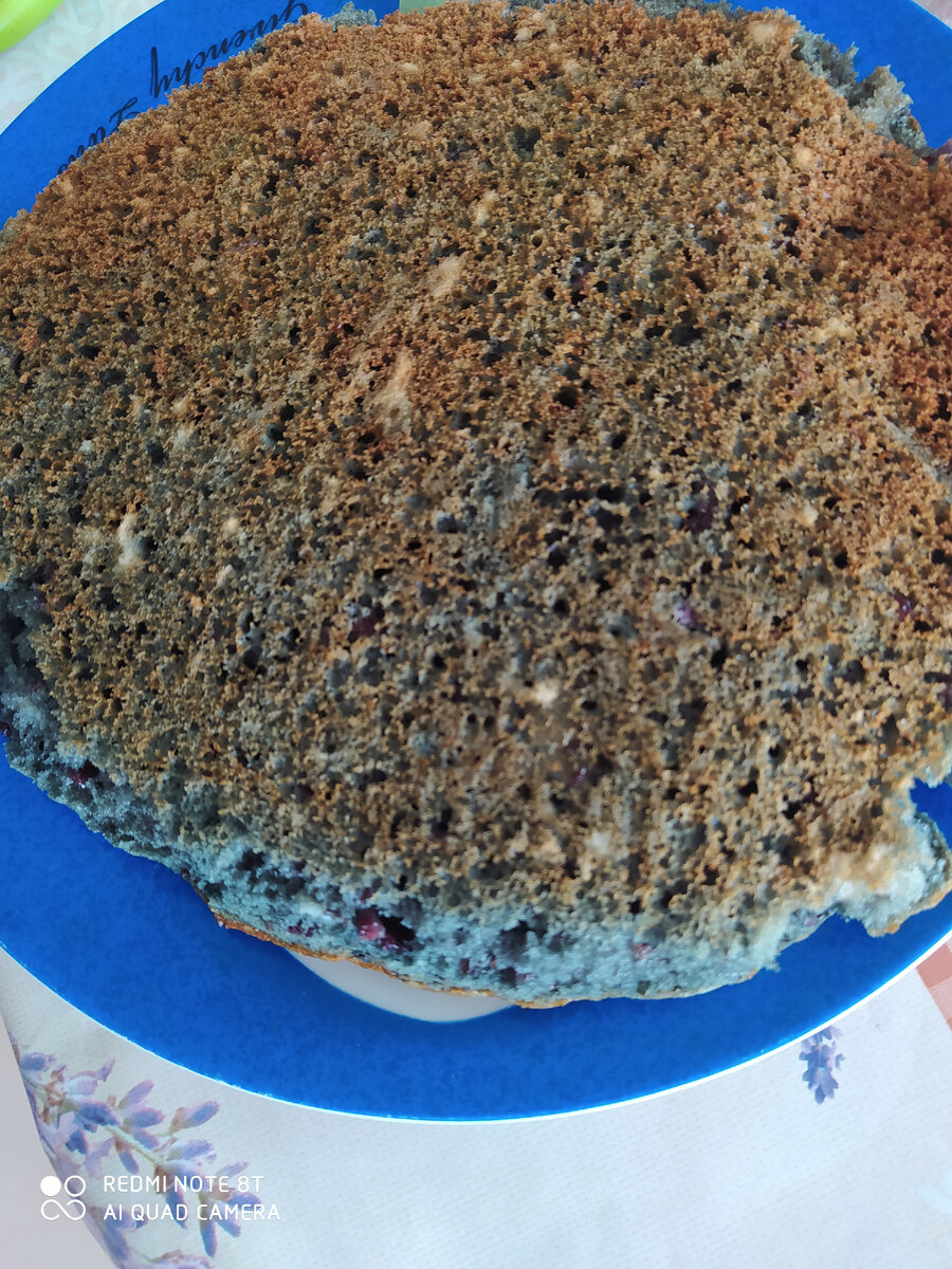 Тесто из-за смородинового варенья синеватое, очень вкусное, нежное пористое. 