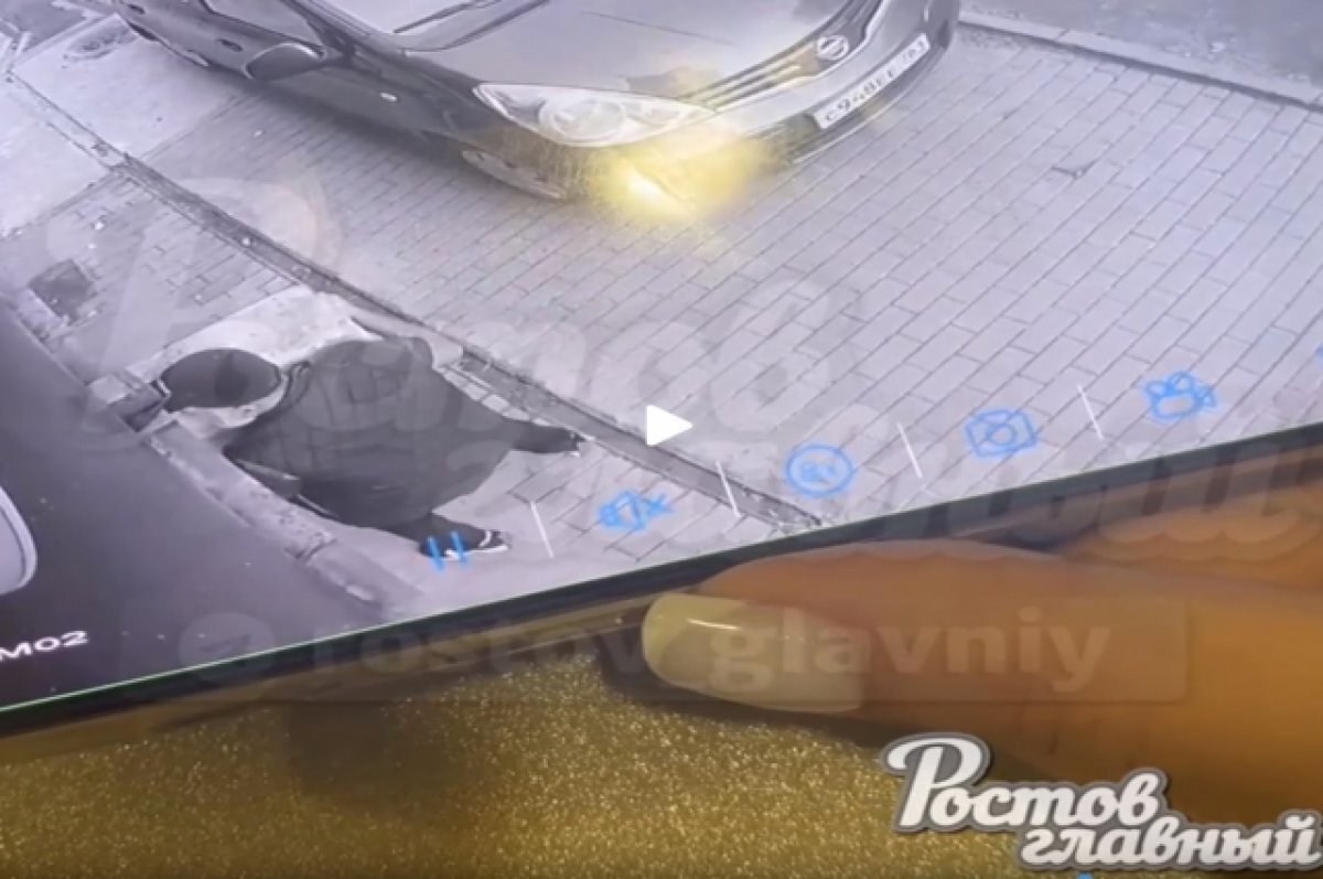    В центре Ростова мужчина с бетонным блоком пытался попасть в салон красоты