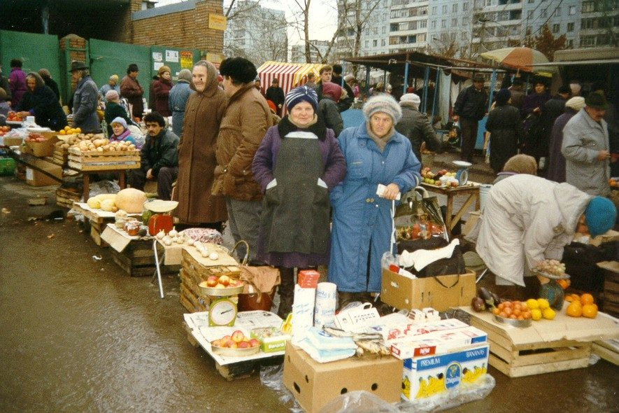 Торговля 90. 90х рынок в Братеево. Продуктовый рынок 90е Белгород. Ленинградская рынок Самара 90е. Сокольники рынок 90-е.