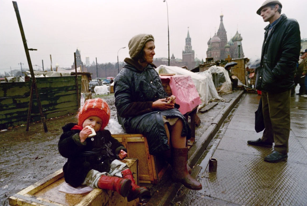 Потерянная страна. Святые Москва 90е. Бедность в 90е Москва. Нищета и разруха в 90-е годы в России.