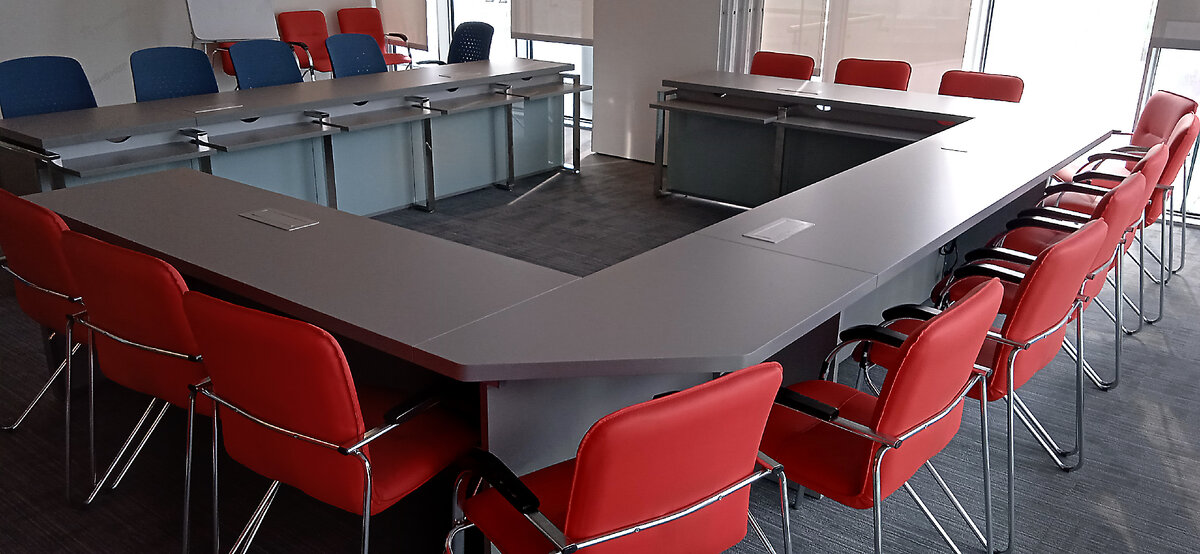 Столы для учебного центра на стальном каркасе из нержавейки
