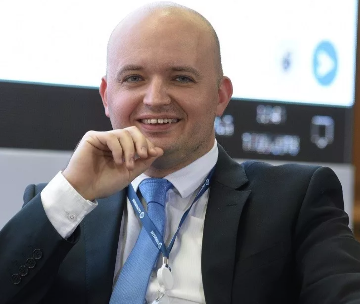 Известный юрист Роман Бевзенко ввел хорошее определение — негативная система регистрации. Это и есть основная проблема всего рынка. Дело в том, что государство регистрирует переход права, но за содержание перехода не отвечает: Росреестр глубоко ничего не проверяет, а просто по документам вносит запись в ЕГРН.