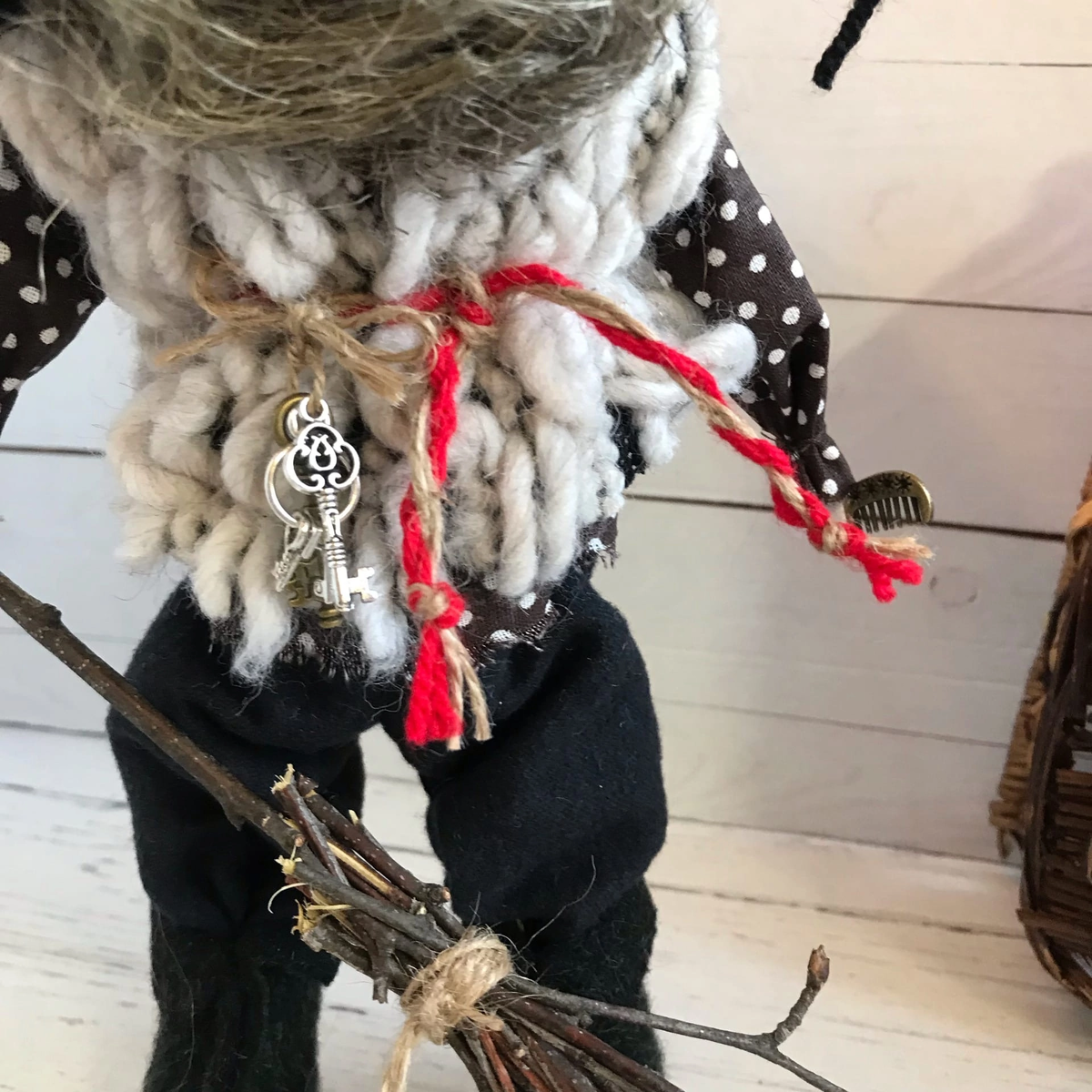 Гребешок, ключи, метла- атрибуты Дворового