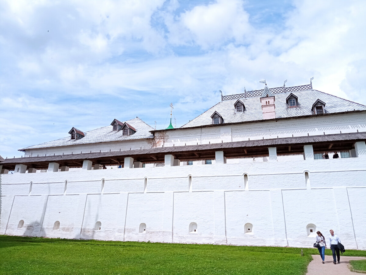 По этой стене бегали когда-то актёры. 