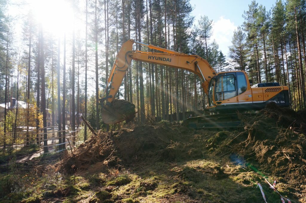 Грунт в рыхлом теле в самосвале занимает в полтора раза больший объем, чем грунт в твердом теле.