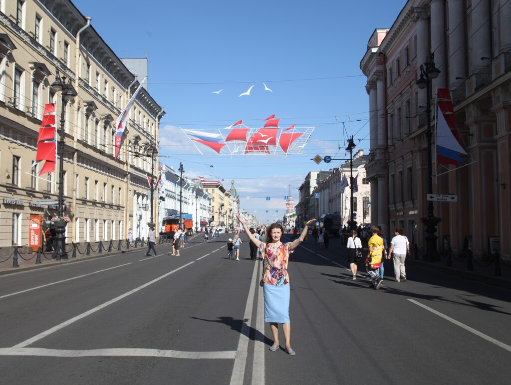 Алла Ермилова на Невском проспекте. Всюду - "дыхание" праздника!