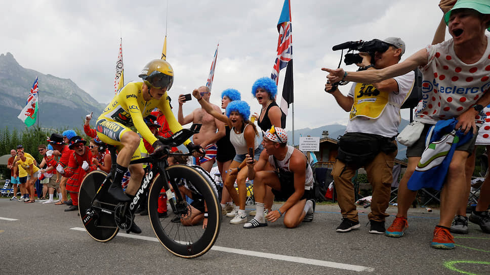 Фото: Stephane Mahe / Reuters📷После блестящей победы в разделке лидер Tour De France Йонас Вингегор (на фото) стал практически недосягаемым для своего ближайшего преследователя Тадея Погачара