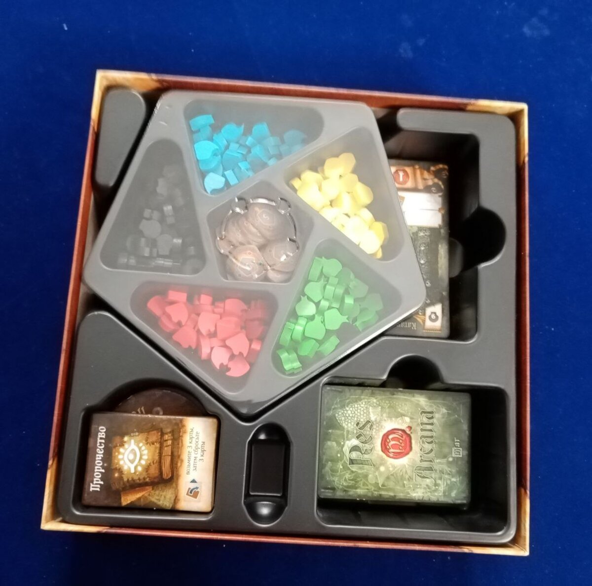 Собранная коробка базовой версии.  Стартовая раскладка займет минимум времени.