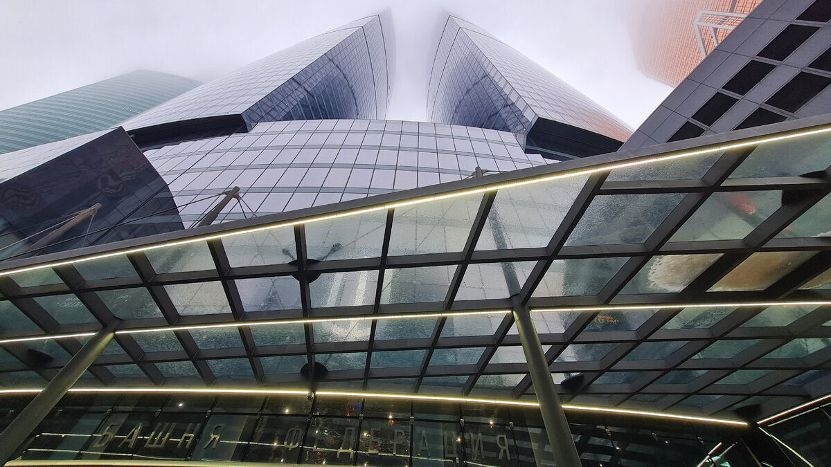 Главный вход в комплекс зданий "Федерация" 