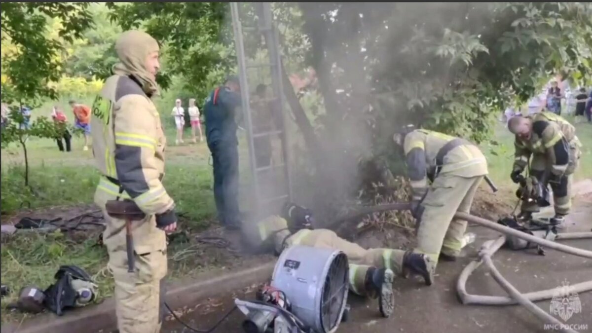     На улице Ильфата Закирова в Ижевске произошло возгорание в канализационном коллекторе.