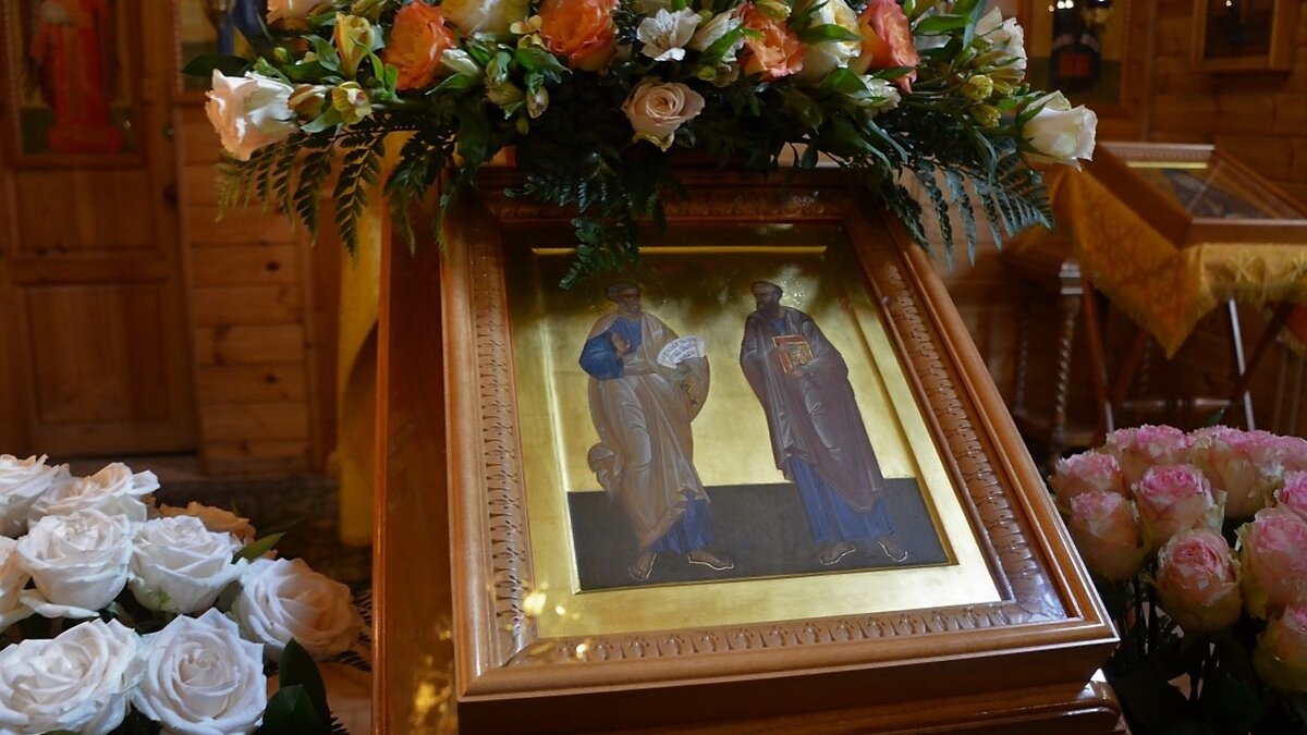     Разгневанная прихожанка храма священномученика Ермогена на улице Фабрициуса в Москве устроила пожар в обители в отместку за то, что ее не пустили в церковь с голубем.