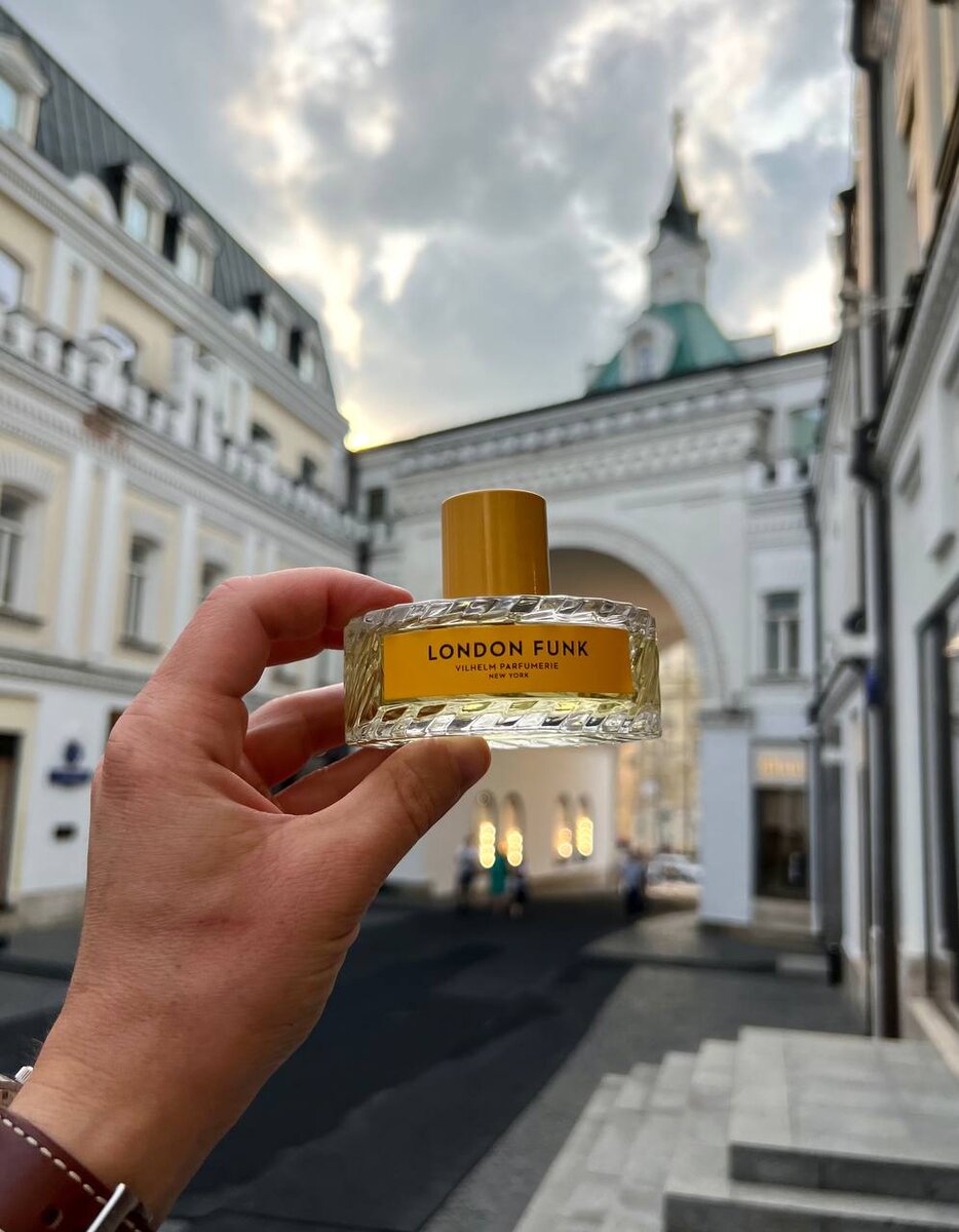 London Funk Vilhelm Parfumerie - унисекс аромат 2021 года, который принадлежит к группе древесные фужерные. Верхние ноты: Бергамот, Можжевельник, Базилик и Кардамон; средние ноты: Лист черной смородины и Высушенная древесина, плавник; базовые ноты: Ветивер, Мате, Кедр, Серая амбра и Сандал. 