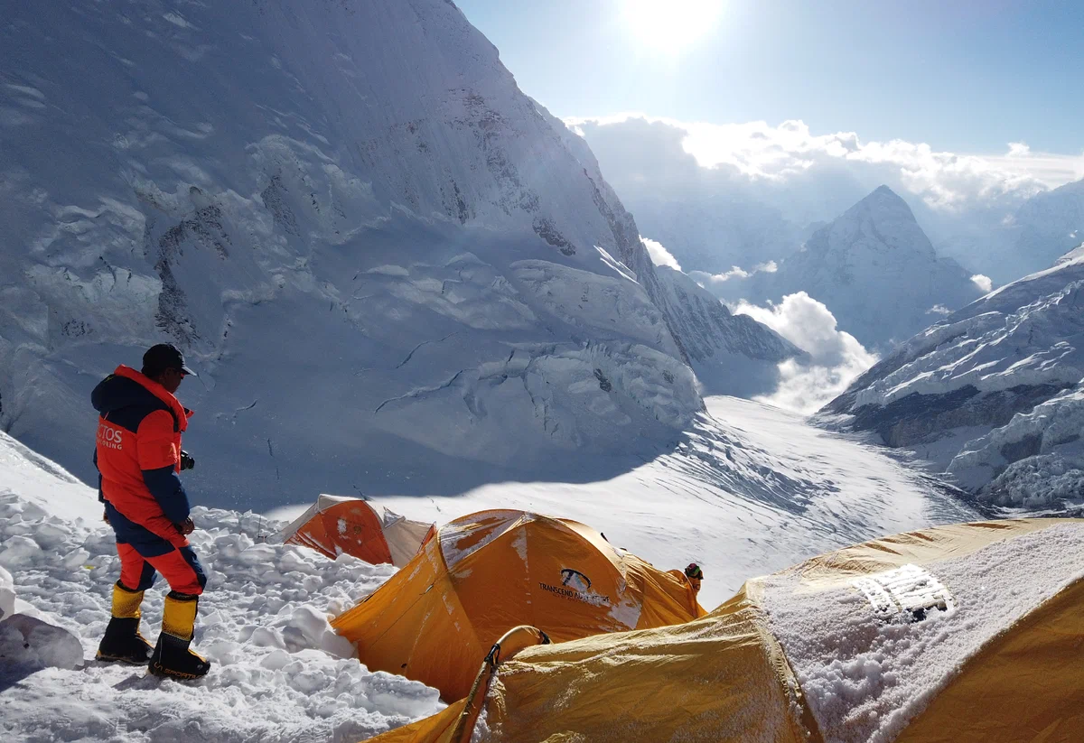 Climb everest. Эверест Джомолунгма альпинисты. Гималаи Эверест восхождение. Непал восхождение на Эверест. Эверест гора восхождение.