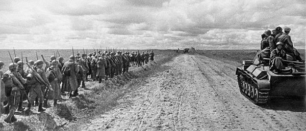Пехота на марше. Лето 1943, Курская дуга. Фото с сайта "Википедия" 