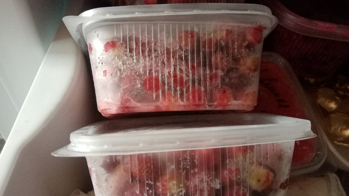 Если вы, как и я, делаете зимние заготовки разных продуктов в морозилку и не знаете, какие продукты можно замораживать, а какие нет, то вам точно понравится эта статья