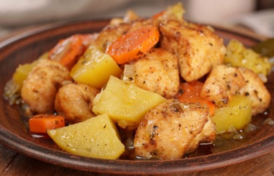 Питательное и вкусное блюдо из продуктов, которые практически всегда найдутся под рукой. Тушёная картошка получается мягкой, но не распадается, а кусочки куриной грудки за счёт предварительного обжаривания и последующего тушения – сочными и нежными. Обжаренные морковь, лук и чеснок, а также букет ароматных пряностей добавляют этому простому блюду яркие вкусовые оттенки.